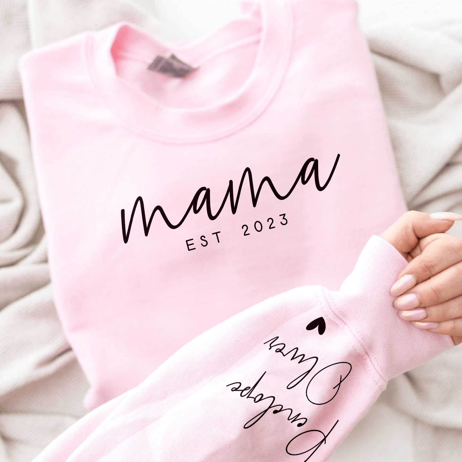 Individuelles Mama-Sweatshirt mit Datum und Namen des Kindes auf dem Ärmel - GiftHaus