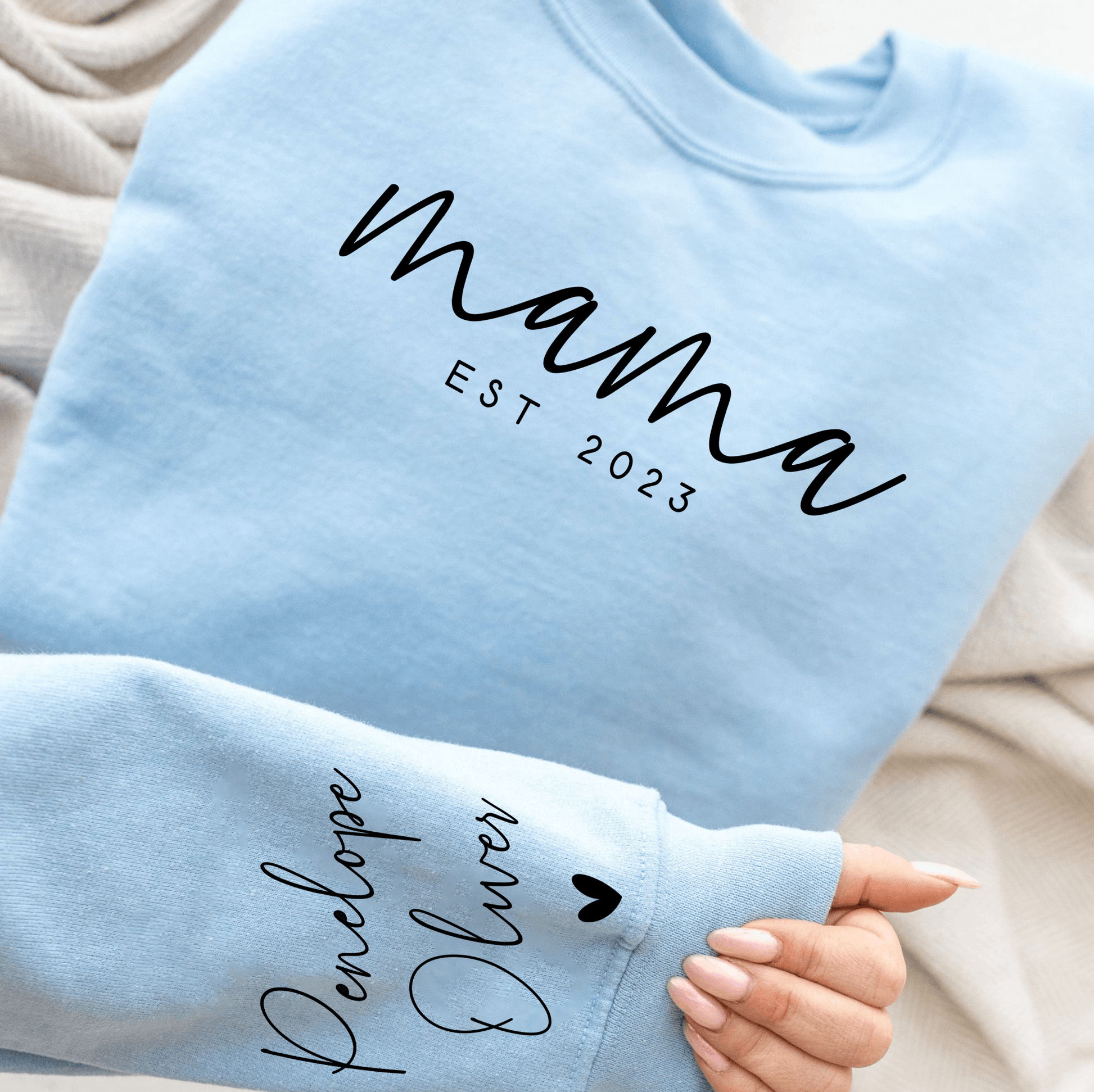 Individuelles Mama-Sweatshirt mit Datum und Namen des Kindes auf dem Ärmel - GiftHaus