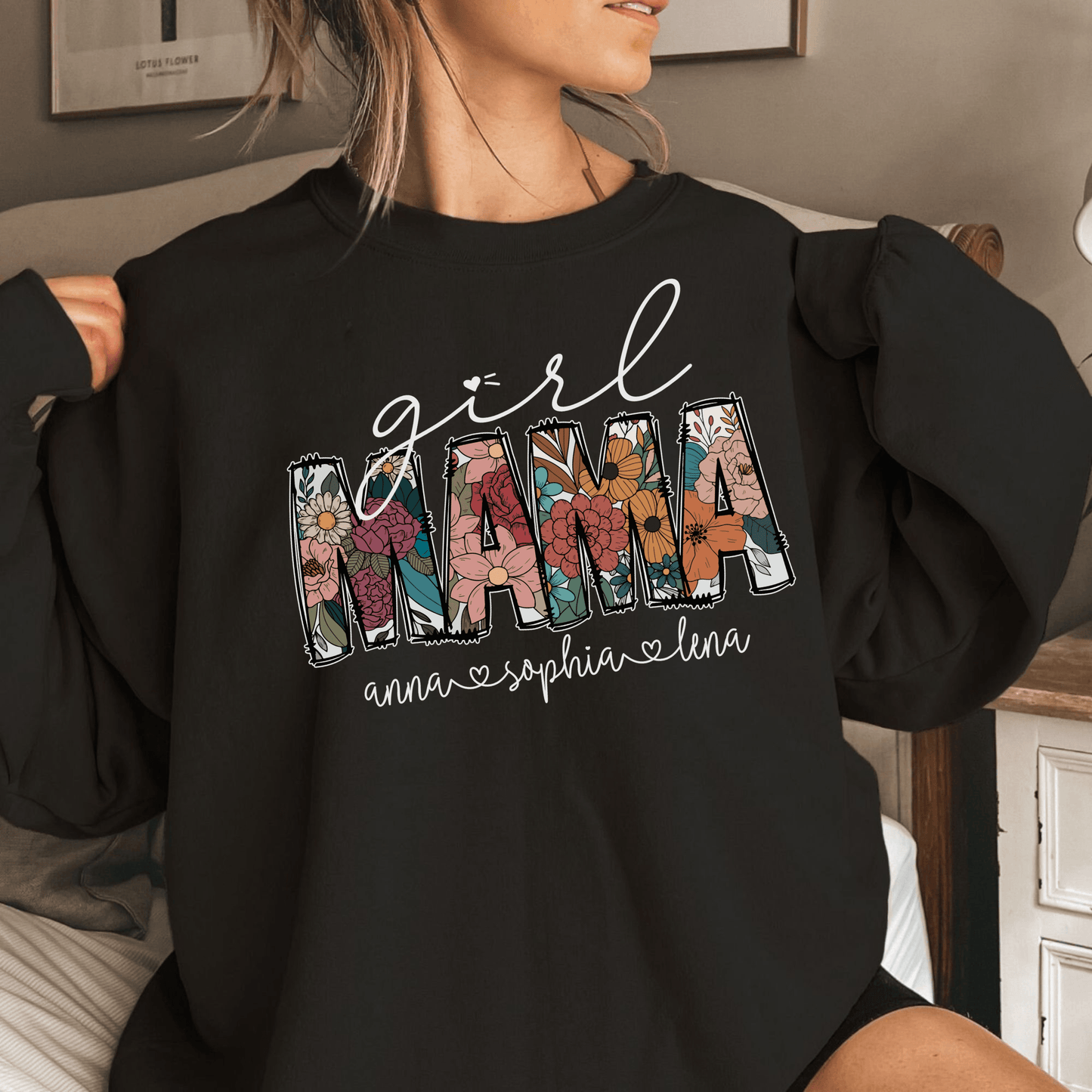 Maßgeschneidertes Mama-Shirt: Floral 'Girl Mama' mit Wunschnamen - GiftHaus