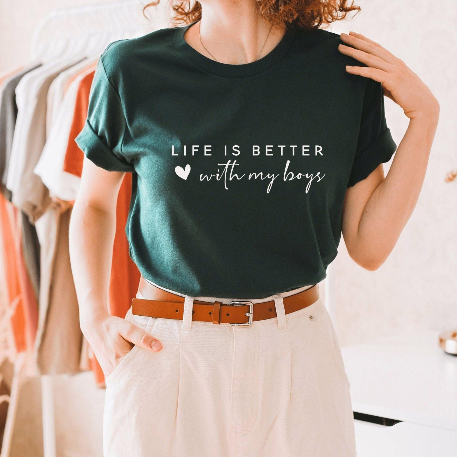 Mit meinen Jungs ist das Leben besser Shirt und Sweatshirt - Mama Geschenk - GiftHaus