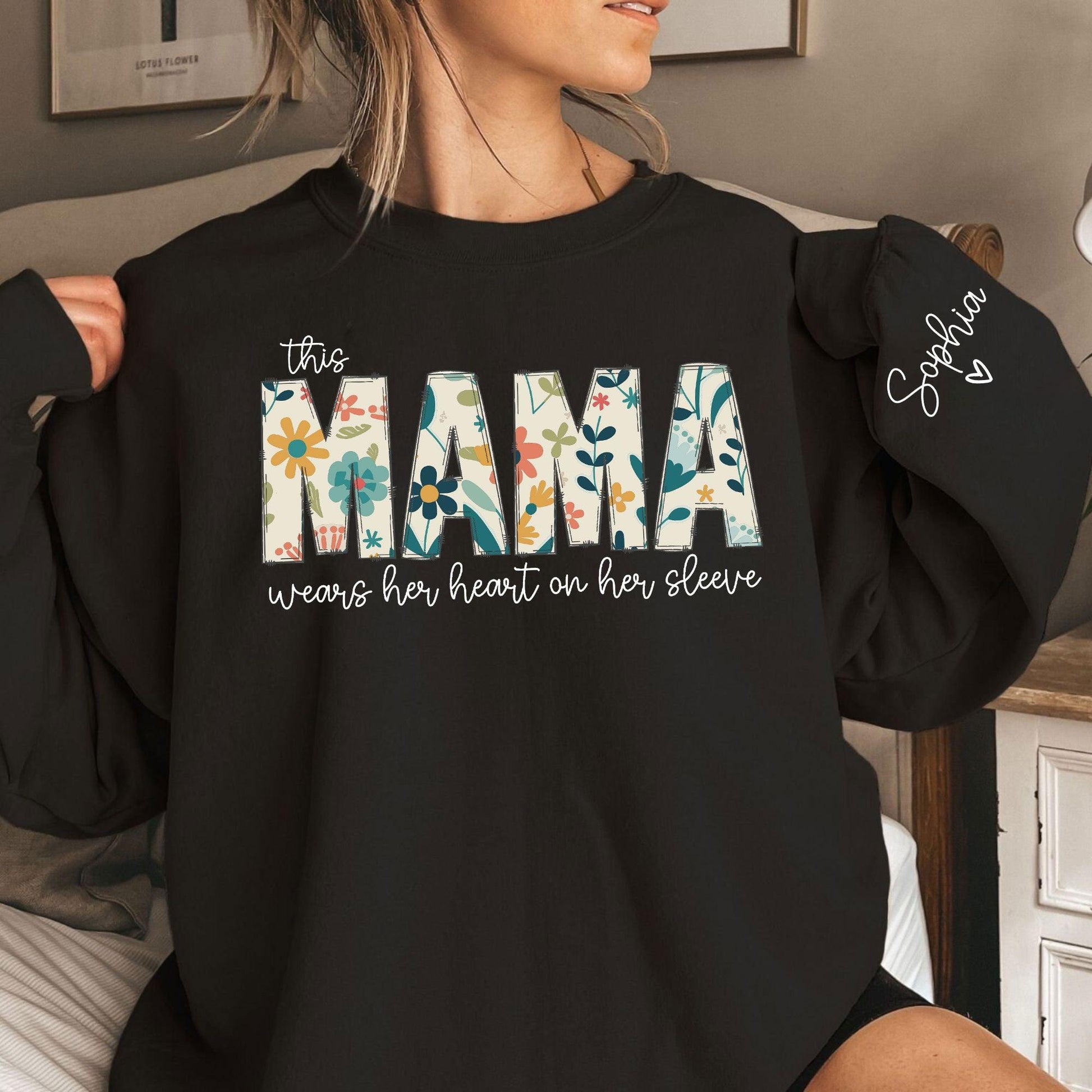 Personalisiert Mama Sweatshirt mit Kindernamen auf dem Ärmel - Geschenk für Mama - GiftHaus