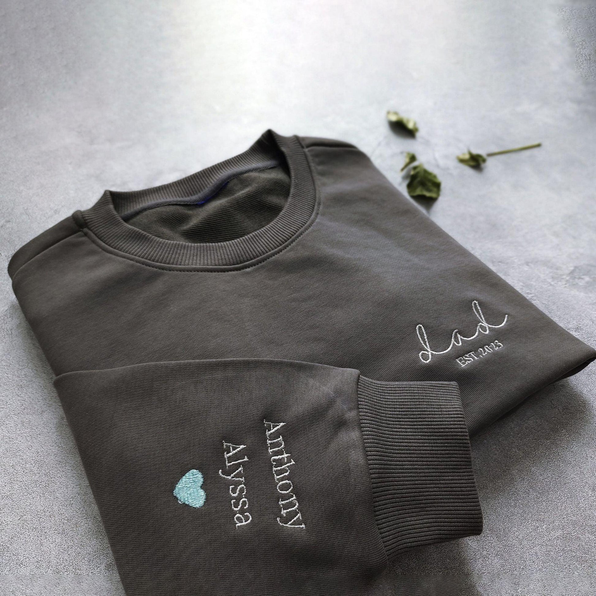 Personalisiertes besticktes Papa-Sweatshirt mit Kindernamen - GiftHaus