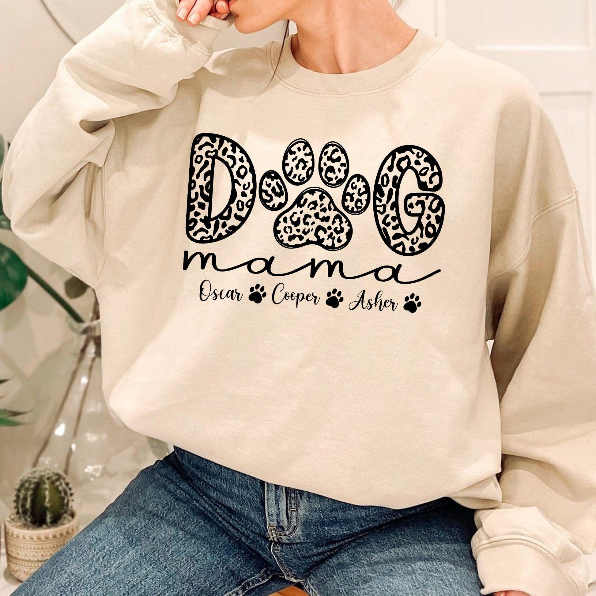 Personalisiertes 'Dog Mama Leopard' Sweatshirt und Shirt mit dem Namen des Hundes - GiftHaus