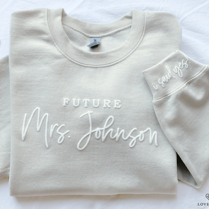 Personalisiertes 'Future Mrs.' Sweatshirt mit Zukünftigem Nachnamen - Engagement Geschenk - GiftHaus