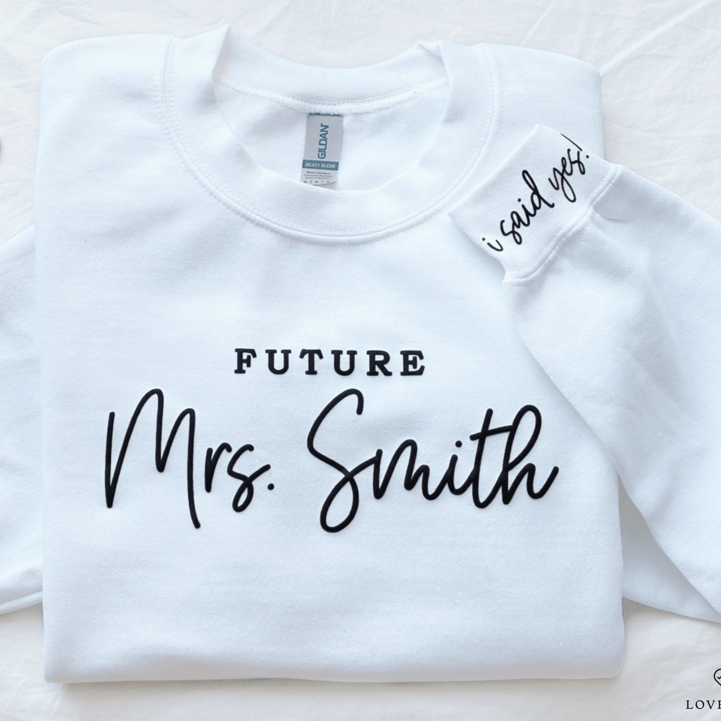 Personalisiertes 'Future Mrs.' Sweatshirt mit Zukünftigem Nachnamen - Engagement Geschenk - GiftHaus