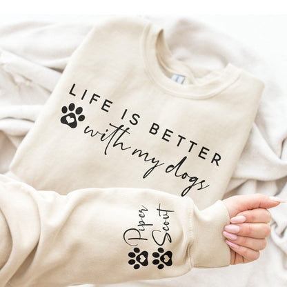Personalisiertes Life Is Better With My Dogs Sweatshirt - Geschenk für Hundeliebhaber - GiftHaus