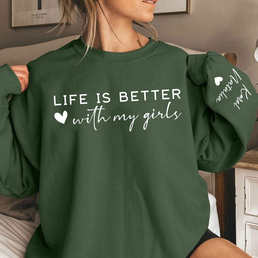 Personalisiertes Life Is Better With My Girls - Sweatshirt mit Kindernamen auf dem Ärmel - GiftHaus