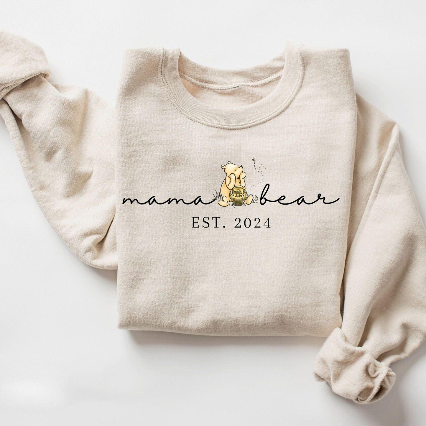 Personalisiertes Mama Bear Winnie The Pooh - Mama EST Sweatshirt - GiftHaus