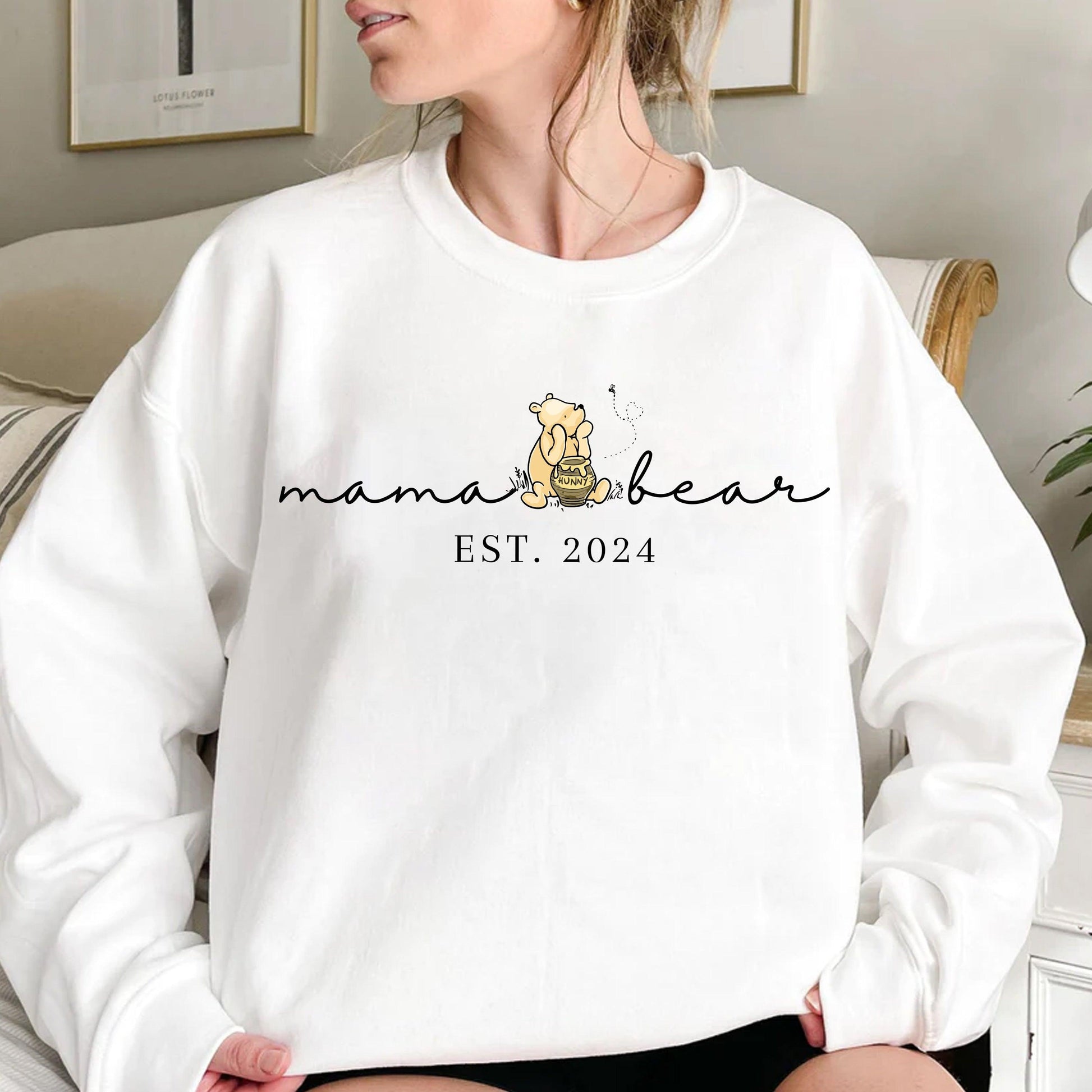 Personalisiertes Mama Bear Winnie The Pooh - Mama EST Sweatshirt - GiftHaus