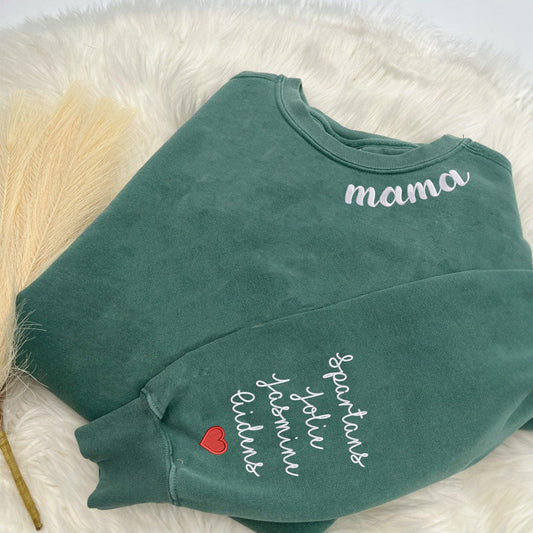 Personalisiertes Mama-Sweatshirt mit bestickten Familiennamen - Liebevolles Geschenk für Mütter - GiftHaus