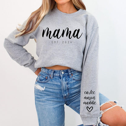 Personalisiertes Mama Sweatshirt mit Kindernamen auf dem Ärmel - Mama Geschenk - GiftHaus