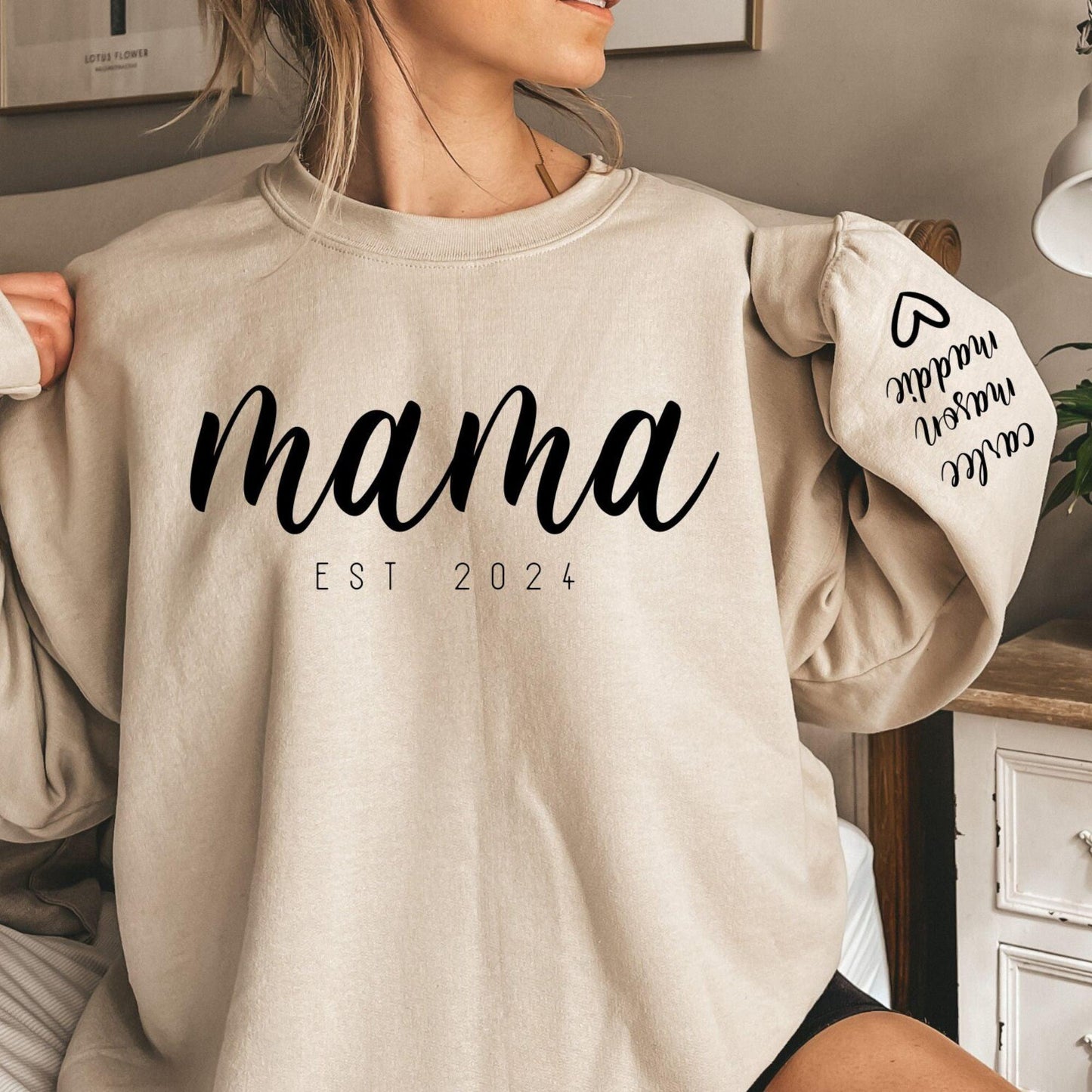 Personalisiertes Mama Sweatshirt mit Kindernamen auf dem Ärmel - Mama Geschenk - GiftHaus