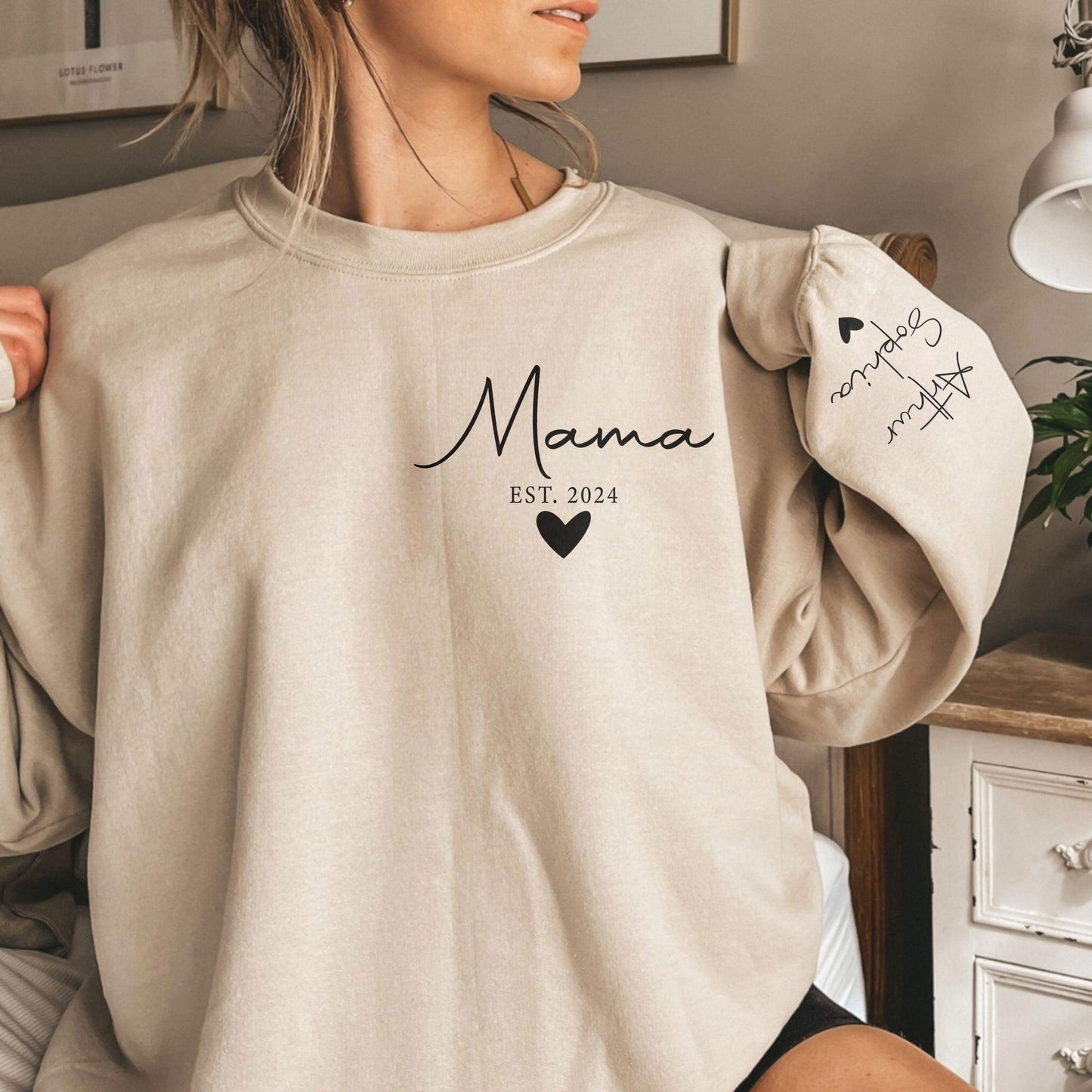 Personalisiertes Mama Sweatshirt mit Namen auf dem Ärmel - GiftHaus