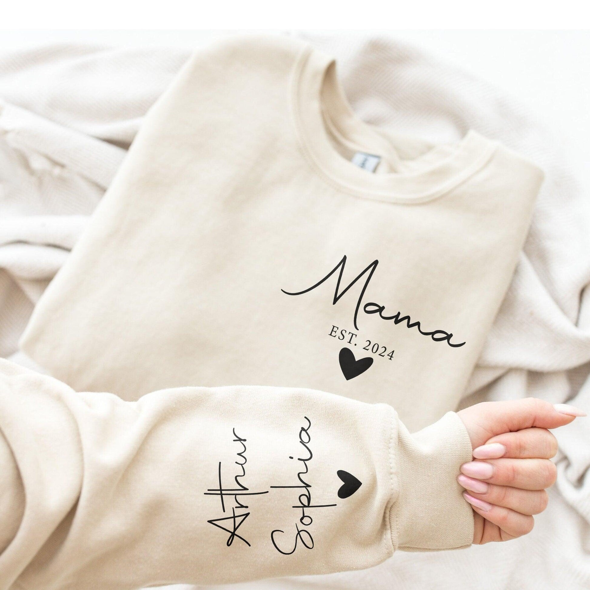 Personalisiertes Mama Sweatshirt mit Namen auf dem Ärmel - GiftHaus