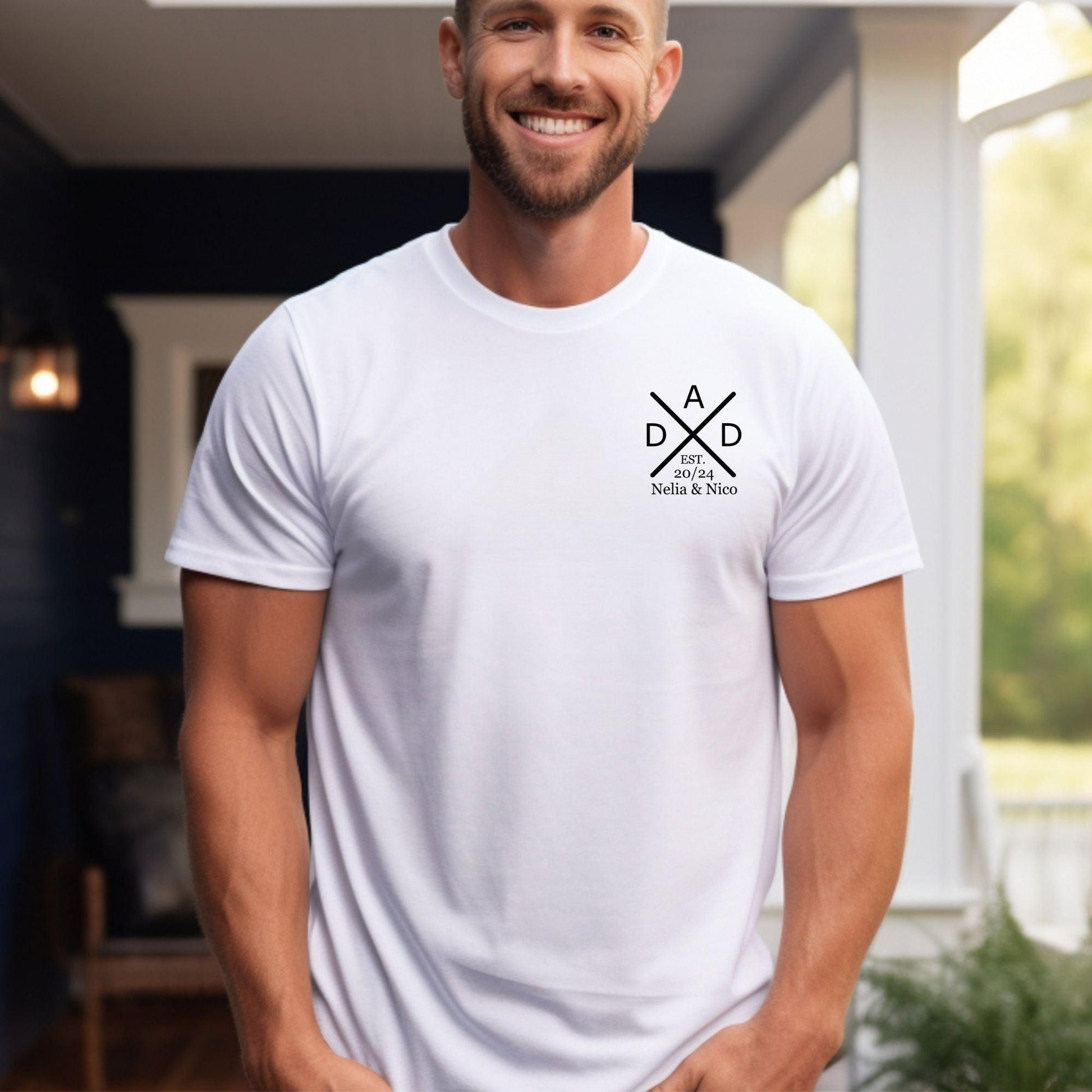 Personalisiertes Papa Shirt mit dem Namen des Kindes und Geburtsjahr - Geschenk für Papa - GiftHaus