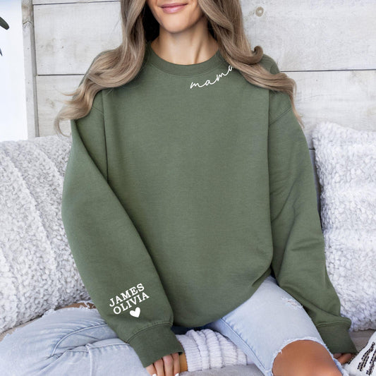 Personalisiertes Sweatshirt mit Mama-Prägung und Kindernamen auf dem Ärmel - GiftHaus