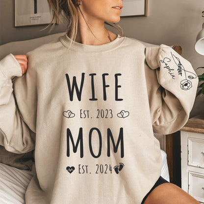 Personalisiertes 'Wife & Mom' Sweatshirt – Liebevolles Geschenk mit Gründungsjahr - GiftHaus