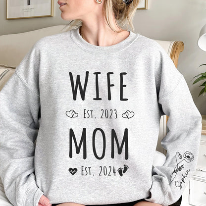 Personalisiertes 'Wife & Mom' Sweatshirt – Liebevolles Geschenk mit Gründungsjahr - GiftHaus