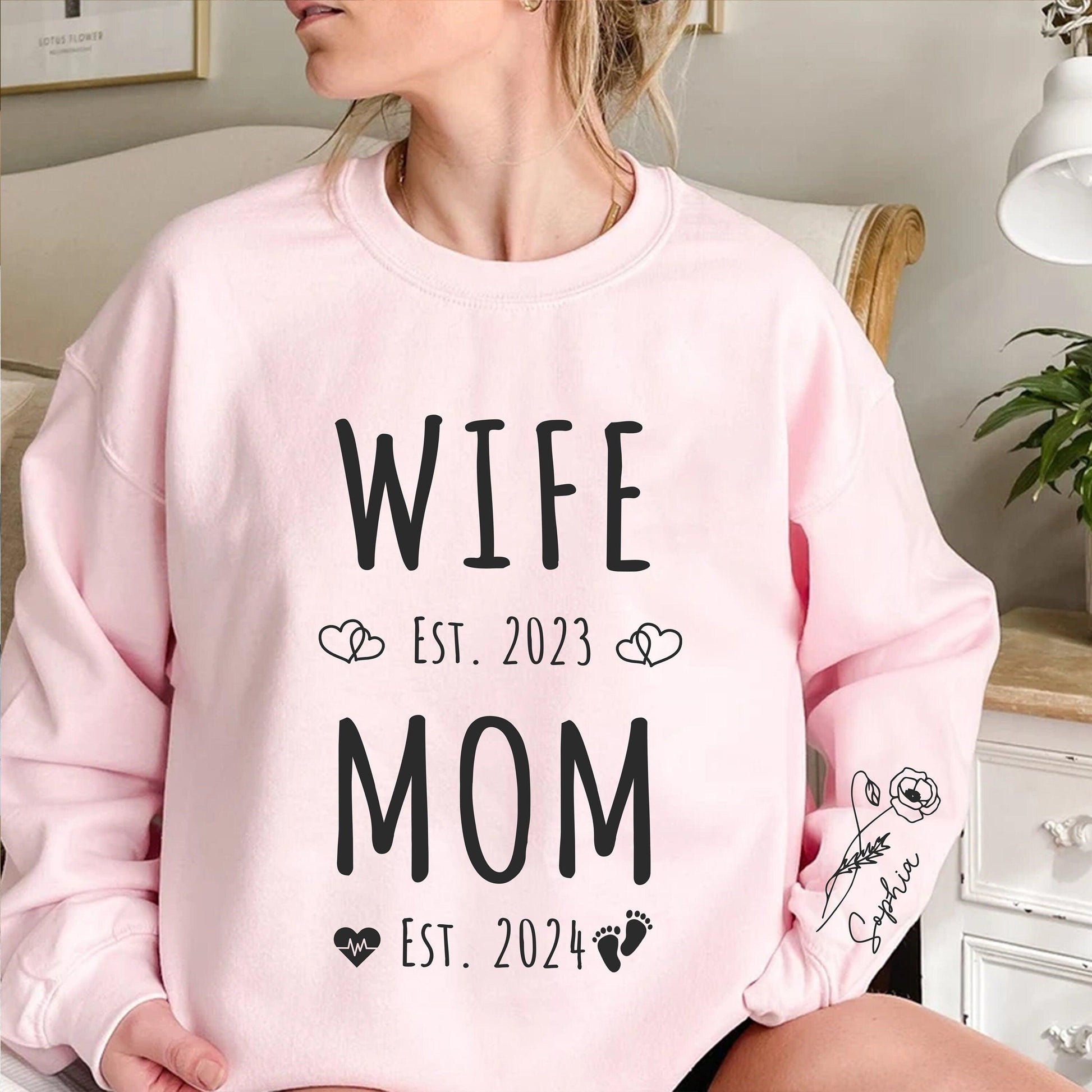 Personalisiertes 'Wife & Mom' Sweatshirt – Liebevolles Geschenk mit Gründungsjahr - GiftHaus