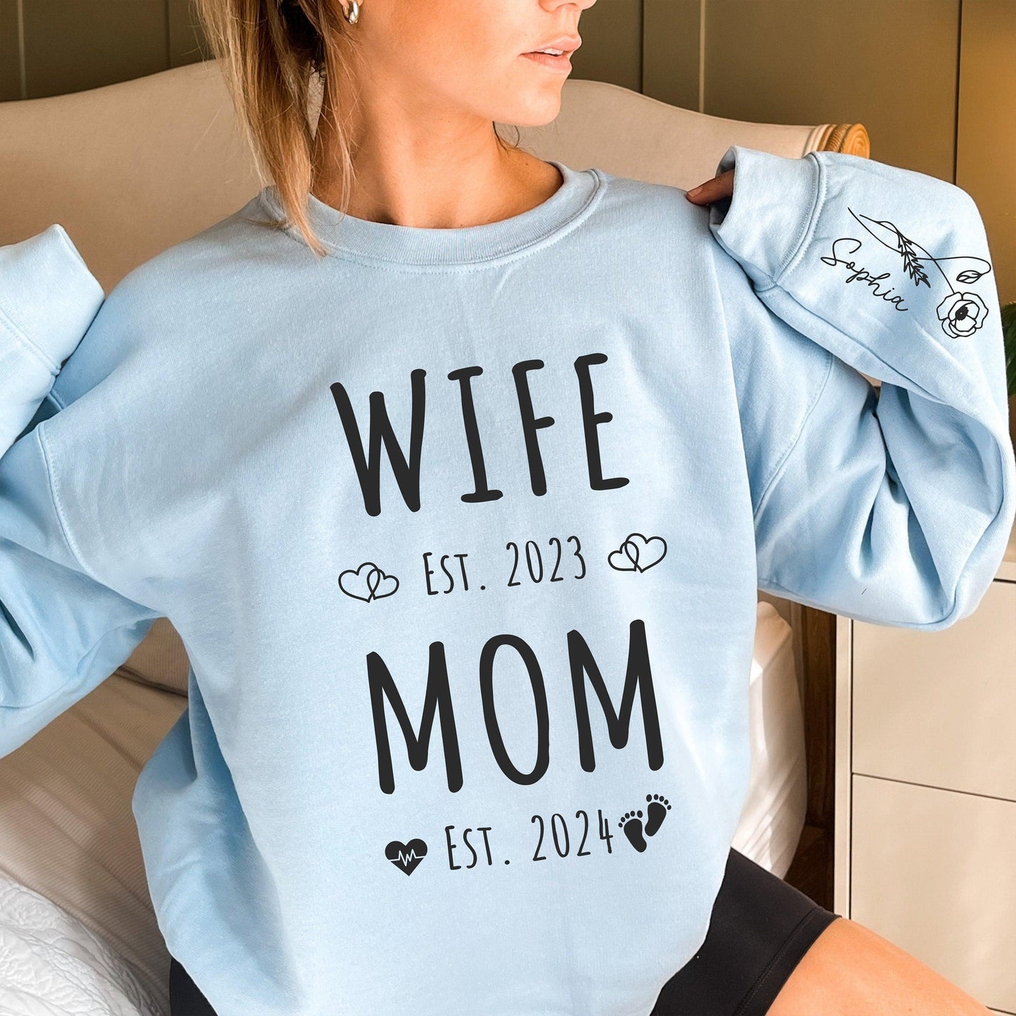 Personalisiertes 'Wife & Mom' Sweatshirt – Liebevolles Geschenk mit Gründungsjahr - GiftHaus