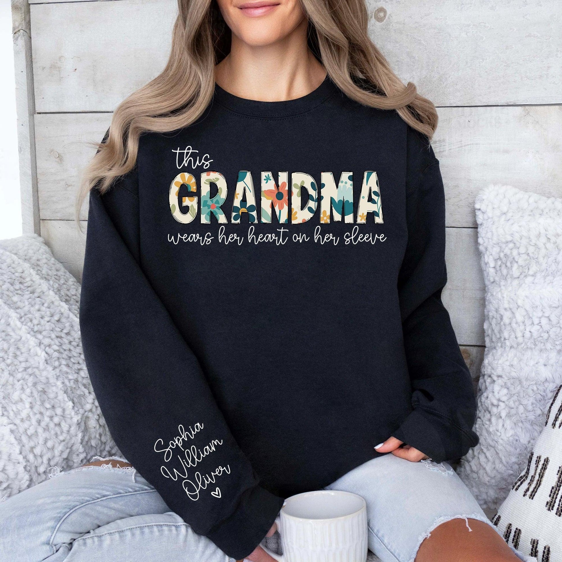 Personalisierungs Oma Sweatshirt mit Enkelnamen auf dem Ärmel - GiftHaus
