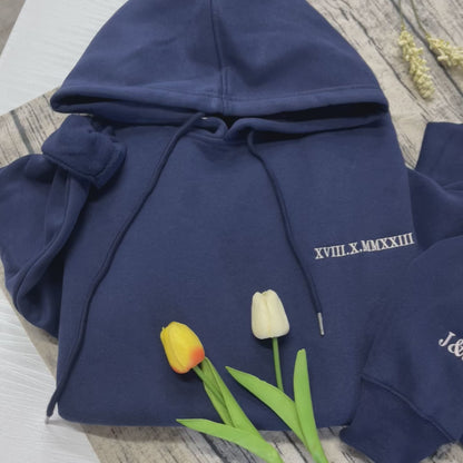 Bestickter Hoodie mit römischen Ziffern - Personalisierter Pullover für Paare mit Jubiläumsdatum