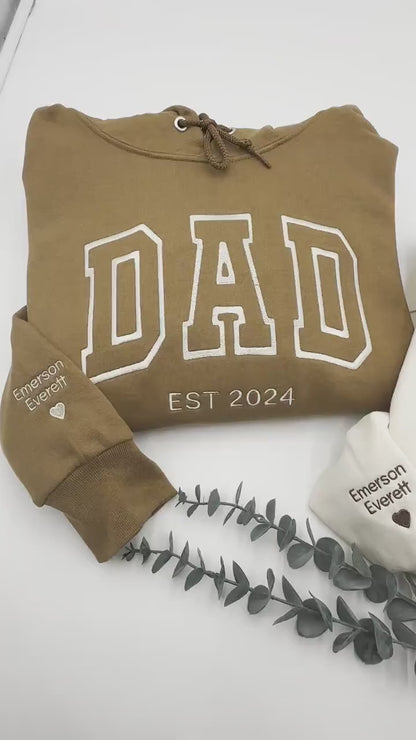 Besticktes DAD MOM Sweatshirt und Hoodie mit Name und Herz auf dem Ärmel, Geschenk für Papa und Mama