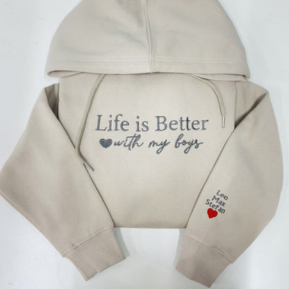 Besticktes 'Life is Better With My Boys' Sweatshirt mit den Namen der Kinder auf dem Ärmel