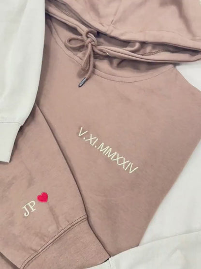 Personalisierter Kapuzenpullover mit gestickten römischen Ziffern und Initiale am Ärmel – Valentinstagsgeschenk