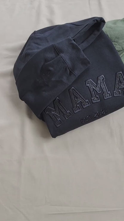 Personalisiertes Besticktes Mama Sweatshirt mit den Namen der Kinder auf dem Ärmel