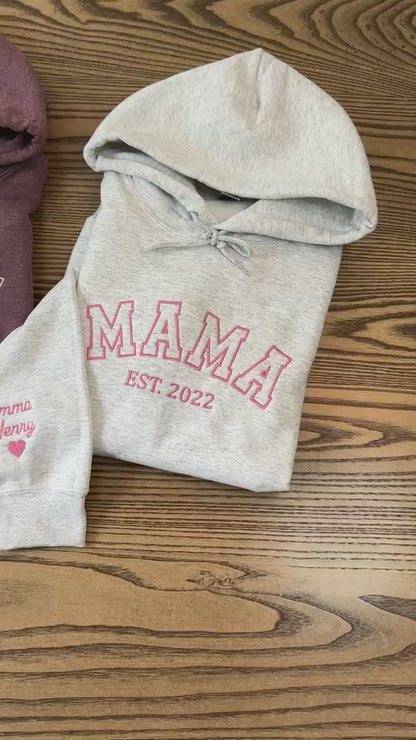 Personalisierter bestickter Mama Hoodie mit Namen auf dem Ärmel - Geschenk für Mama