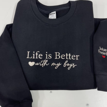 Besticktes 'Life is Better With My Boys' Sweatshirt mit den Namen der Kinder auf dem Ärmel