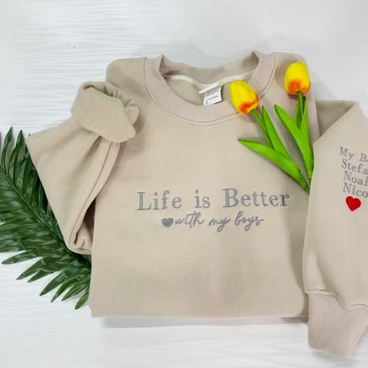 Besticktes 'Life is Better With My Boys' Sweatshirt mit den Namen der Kinder auf dem Ärmel