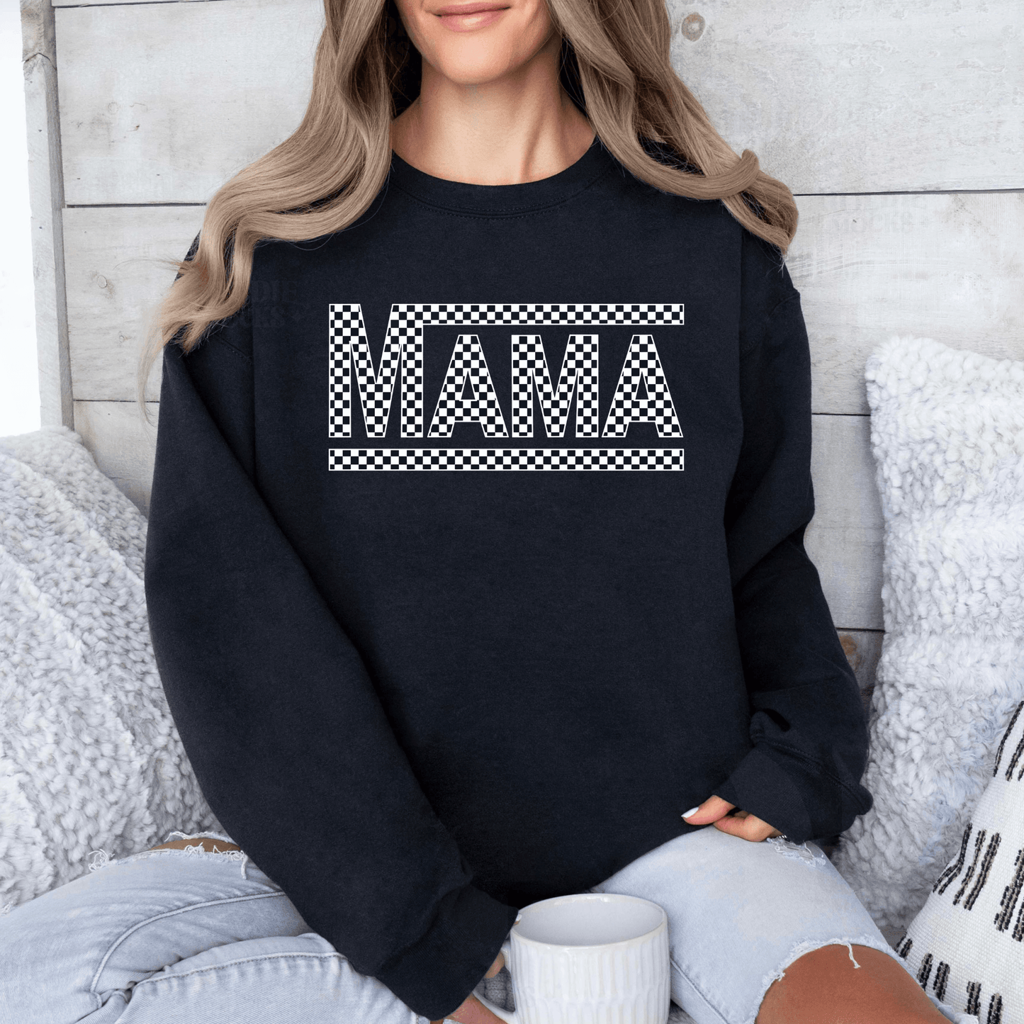 Retro-Schachbrett 'MAMA' Sweatshirt - Bequemes Crewneck für Mütter - Geschenk zum Muttertag - GiftHaus