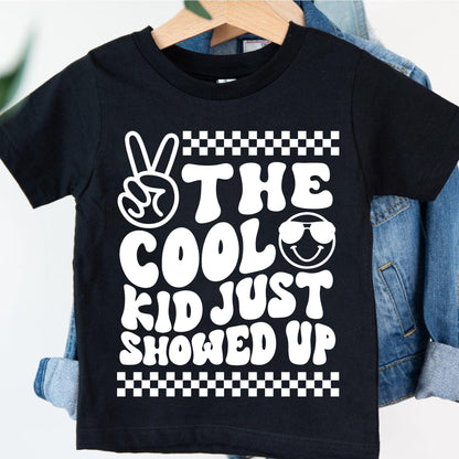 The Cool Kid Just Showed Up Shirt - Geschenk für Kinder - GiftHaus
