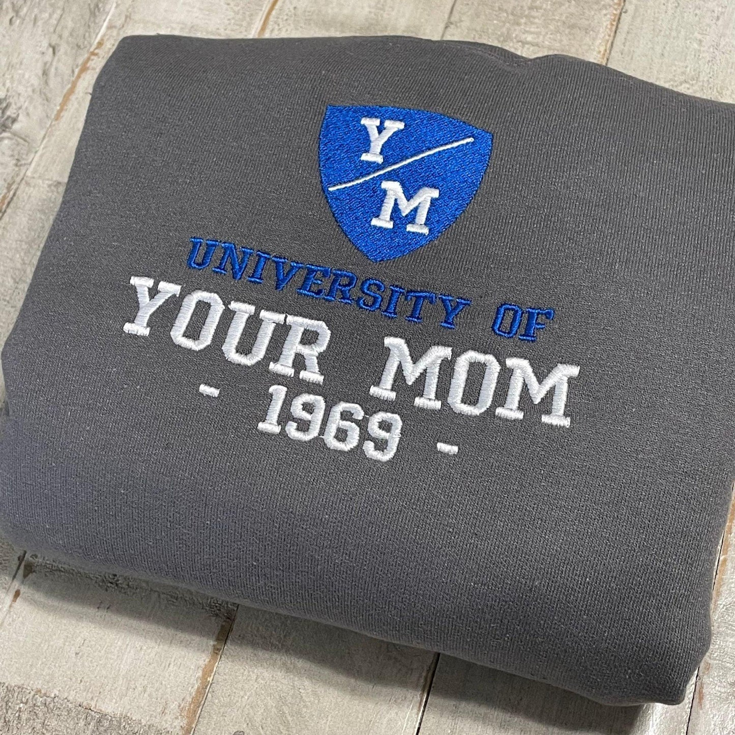 University of Your Mom Besticktes Sweatshirt - Unisex Sweatshirt (1969) - GiftHaus