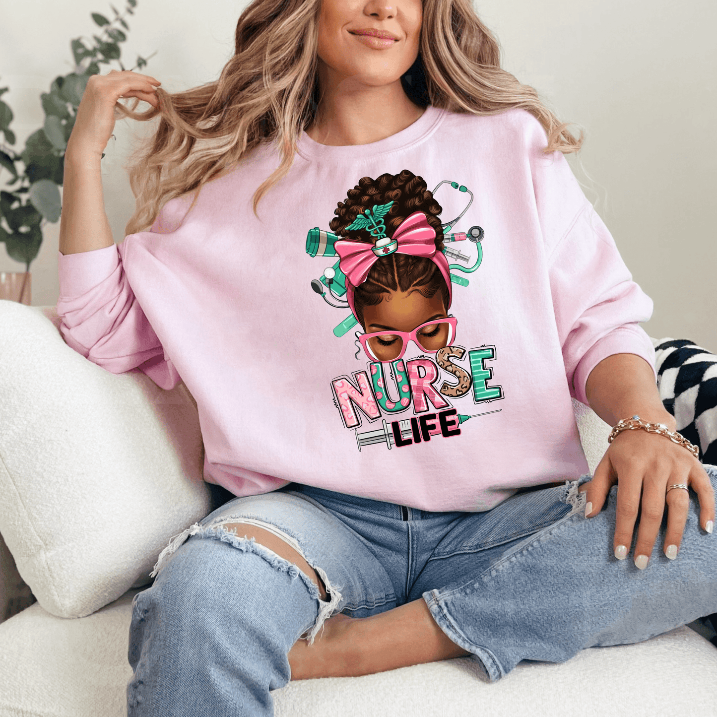 Vielfältige Krankenpflege Sweatshirt - Afro Messy Bun Design - Feiern Sie Diversität - GiftHaus