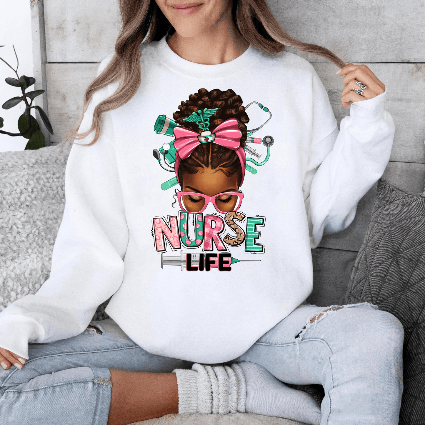 Vielfältige Krankenpflege Sweatshirt - Afro Messy Bun Design - Feiern Sie Diversität - GiftHaus