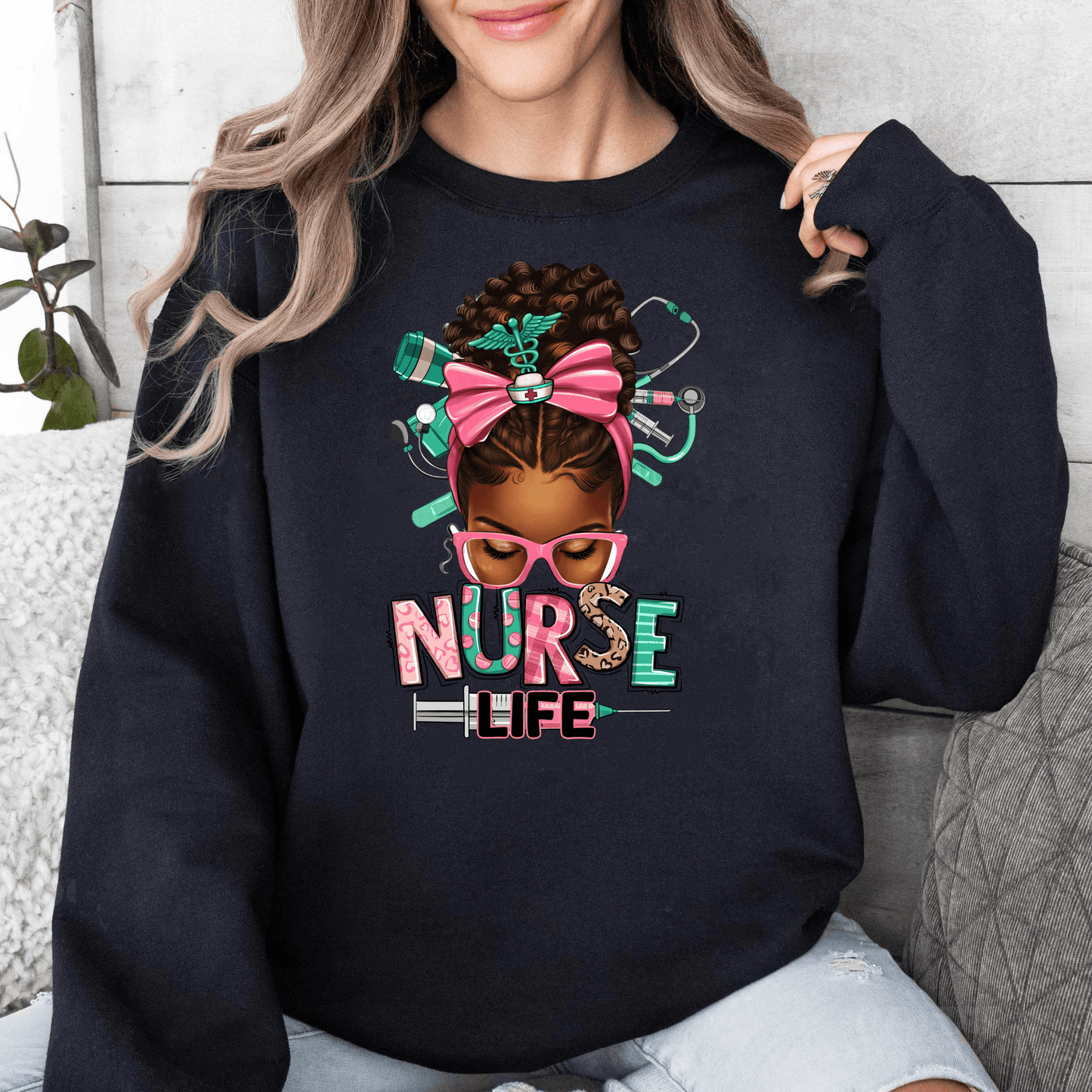 Vielfältige Krankenpflege Sweatshirt - Afro Messy Bun Design - Feiern Sie Diversität - GiftHaus