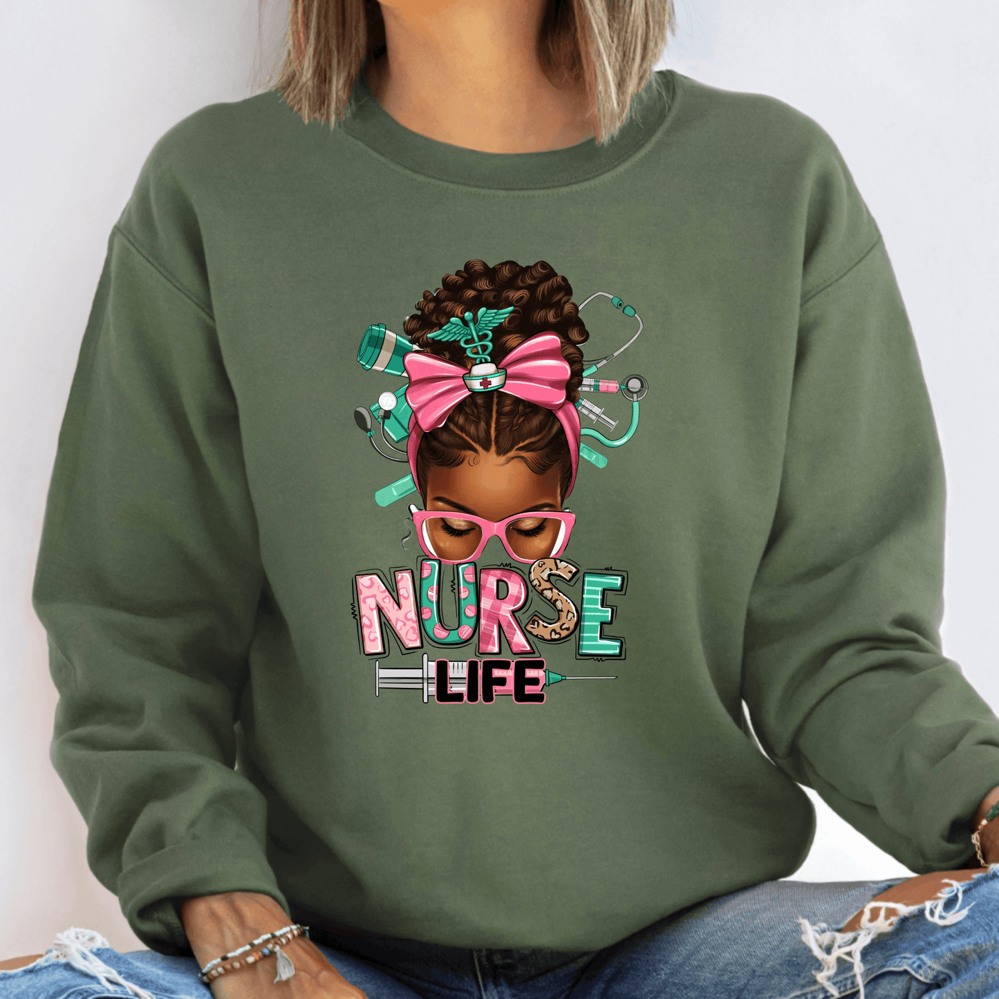 Vielfältige Krankenpflege Sweatshirt - Afro Messy Bun Design - Feiern Sie Diversität - GiftHaus