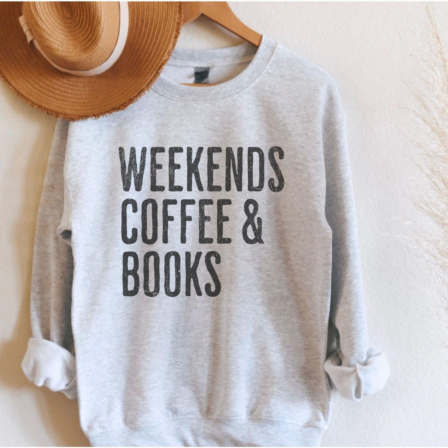 Weekends Coffee & Books Sweatshirt - Bücherwurm Geschenk - GiftHaus