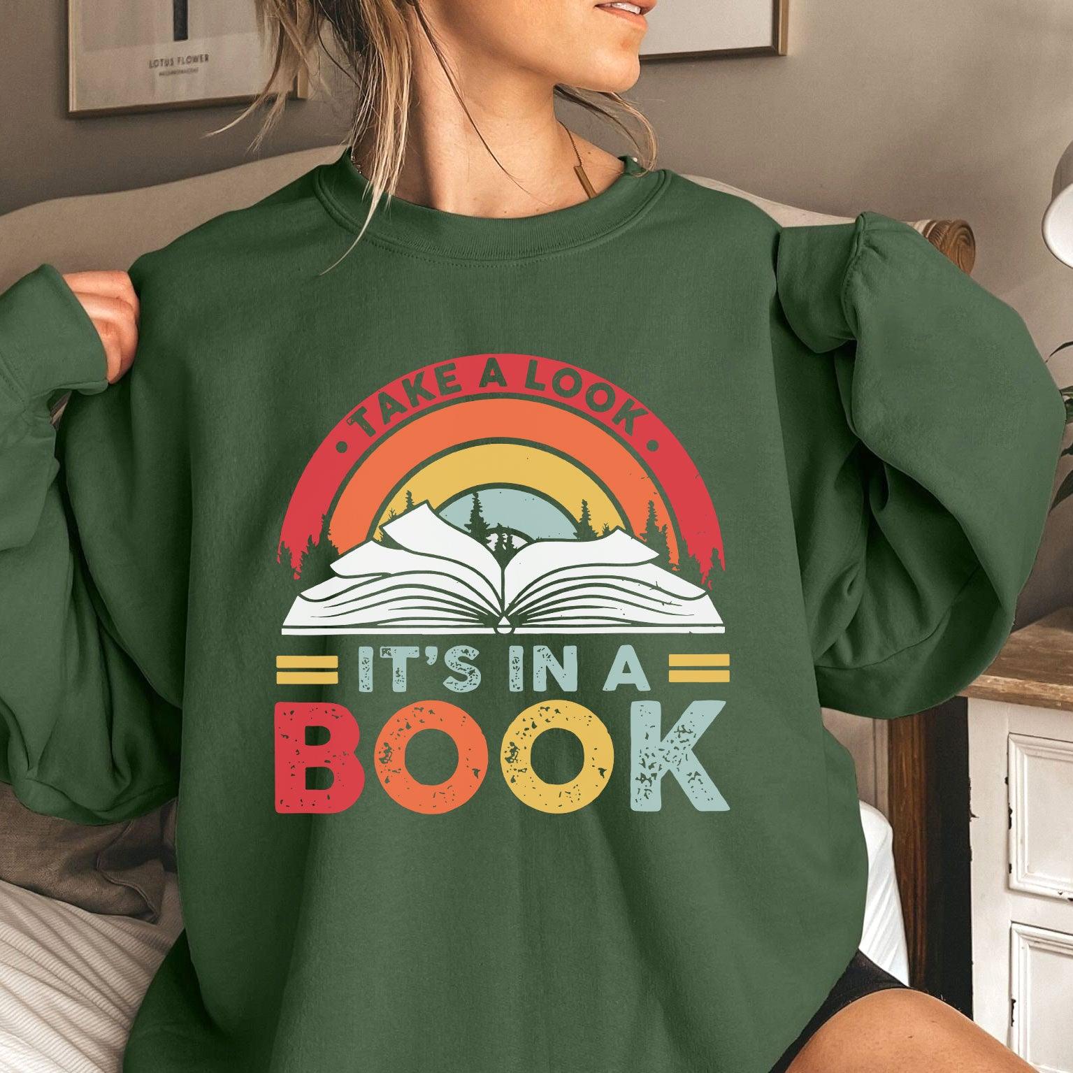 Werfen Sie einen Blick darauf es steht in einem Buch Sweatshirt und Hemden - Geschenk für Buchliebhaber - GiftHaus
