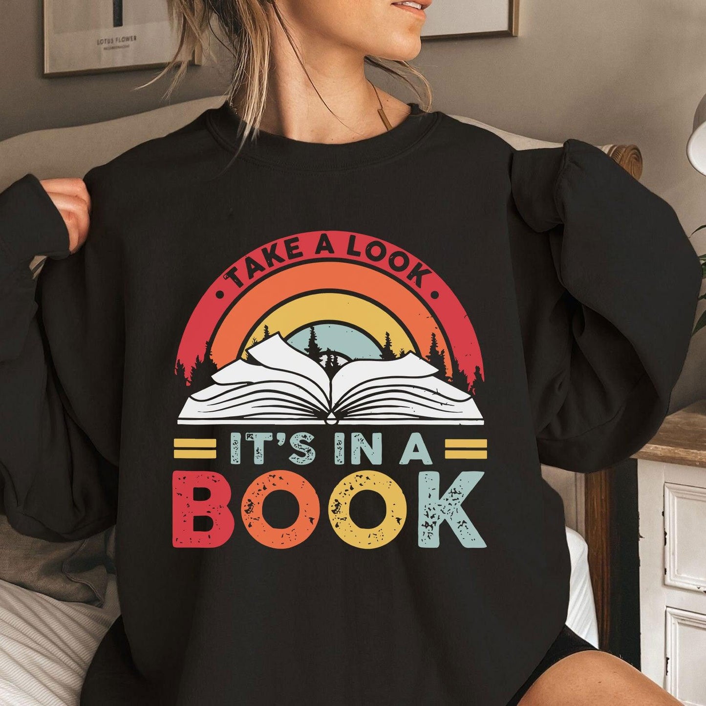 Werfen Sie einen Blick darauf es steht in einem Buch Sweatshirt und Hemden - Geschenk für Buchliebhaber - GiftHaus