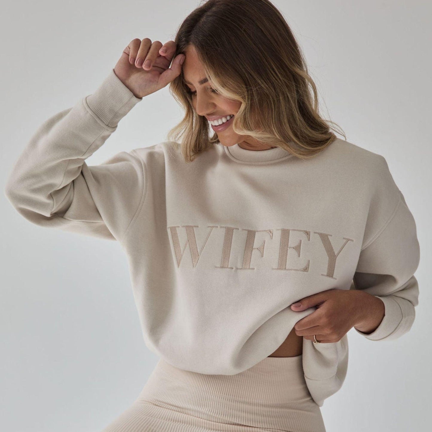 Wifey Sweatshirt Bestickt - Geschenk für Frauchen - GiftHaus