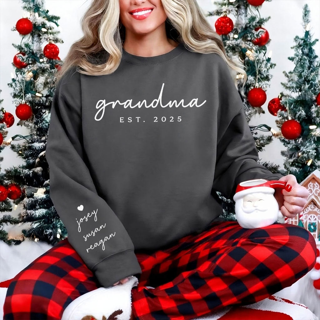 Personalisiertes Oma-Sweatshirt mit Kindernamen auf dem Ärmel
