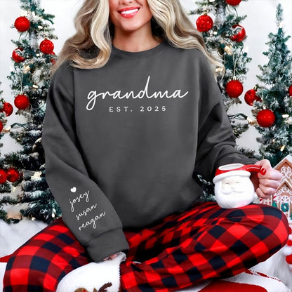 Personalisiertes Oma-Sweatshirt mit Kindernamen auf dem Ärmel