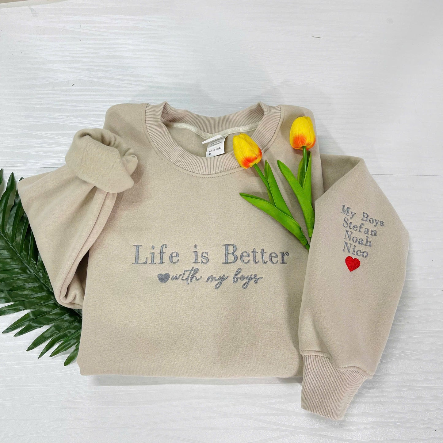 Besticktes 'Life is Better With My Boys' Sweatshirt mit den Namen der Kinder auf dem Ärmel