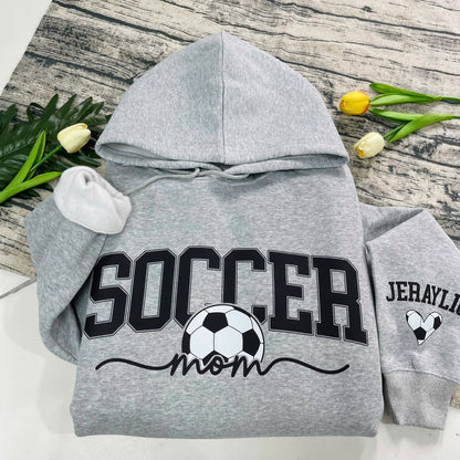 Personalisiertes Fußball-Mama-Sweatshirt mit den Namen der Kinder auf dem Ärmel – Geschenk für Fußball-Mama