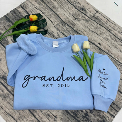 Personalisierter Oma-Pullover mit den Namen der Enkelkinder auf dem Ärmel, Geschenk für Oma